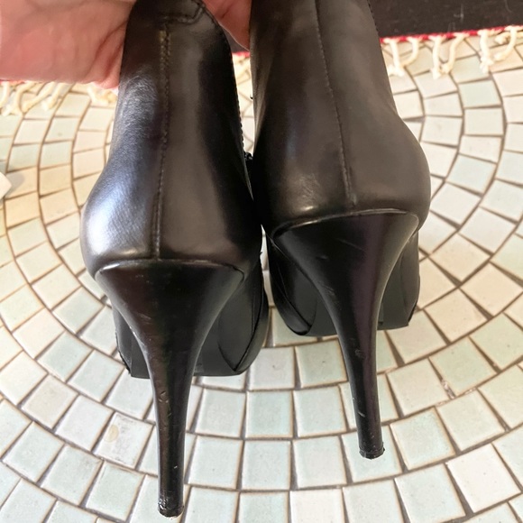 Sassy BCBG Paris stiletto booties! - Picture 6 of 14